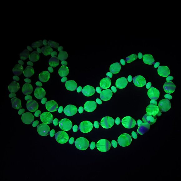 Uranium glass bead necklace - Picture 12 of 12